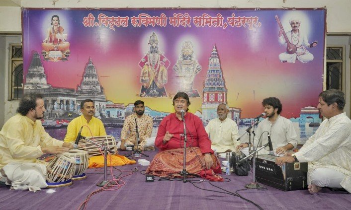 पं.शौनक अभिषेकी चि.अभेद अभिषेकी यांचा नवरात्री संगीत महोत्सवात रुक्मिणी मातेच्या चरणी स्वराभिषेक..  अभिषेकी परीवाराकडून नवरात्रीतील अखंड २४ वी ही गायन सेवा विठ्ठल - रुक्मिणी चरणी समर्पित