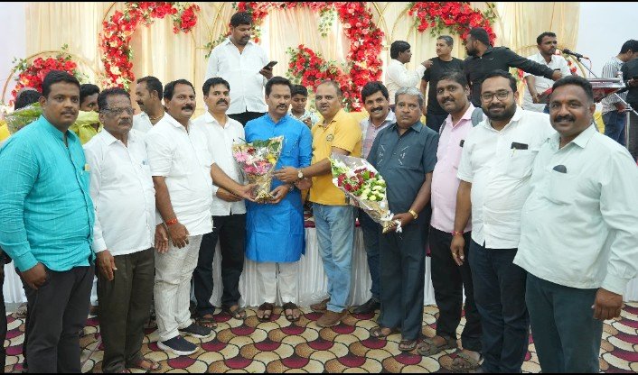 माढा मतदारसंघातील परंतू पुणे आणि पिंपरी चिंचवड भागात स्थायिक झालेल्या मतदारांशी अभिजीत पाटीलांनी साधला संवाद..  विकासाचे व्हिजन असल्याने मतदारांकडूनही मिळाला आहे भक्कम शब्द..  अभिजीत पाटील लवकरच सादर करणार जनतेच्या मनातील विकासाची ब्ल्यू प्रिंट..  चेअरमन अभिजीत पाटील यांचा जनसंपर्क वाढीवर मोठा भर..