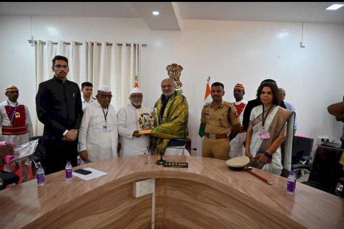 विठ्ठल -रुक्मिणी मंदिर समितीच्या वतीने   राज्यपाल महामहीम सी. पी. राधाकृष्णन यांचा सन्मान... मंदिर समितीचे सह अध्यक्ष  औसेकर महाराज यांच्या हस्ते केला  सन्मान