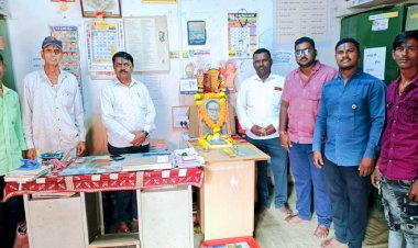 बार्शी येथील कर्मवीर ग्रंथालयात डॉ. बाबासाहेब आंबेडकर महापरिनिर्वाण दिन साजरा.