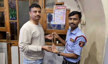 विठ्ठल -रुक्मिणी मंदिर समितीच्या सुरक्षा रक्षकाचा   प्रामाणिकपणा  महिला भाविकाचे दागिने शोधून केले  परत