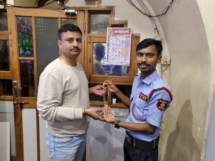 विठ्ठल -रुक्मिणी मंदिर समितीच्या सुरक्षा रक्षकाचा   प्रामाणिकपणा  महिला भाविकाचे दागिने शोधून केले  परत