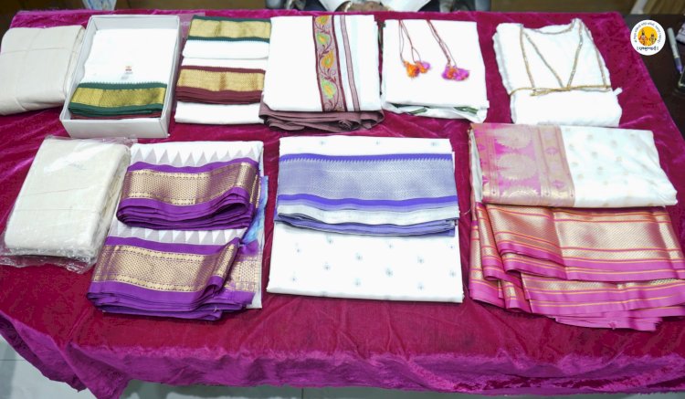 श्री .विठ्ठल -रूक्मिणीमातेच्या विवाह सोहळ्यासाठी पोशाख प्राप्त; व्यवस्थापक मनोज श्रोत्री  बेंगलोर येथील सविता चौधरी व इतर दोन भाविकांकडून पोषाख प्राप्त