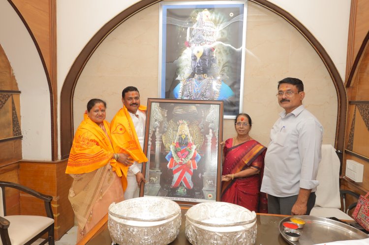 श्री विठ्ठल - रूक्मिणी मंदिरास चांदीची फुलदाणी अर्पण,