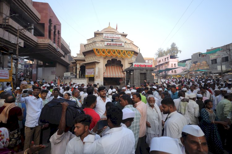 माघी एकादशी निमित्त श्री विठ्ठल-रुक्मिणीची नित्यपूजा संपन्न..  पंढरीत सुमारे चार लाखांहून अधिक भाविक दाखल