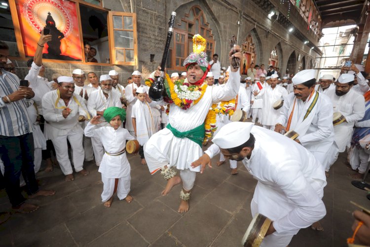 माघी यात्रा सोहळ्यानिमित्त श्री विठ्ठल मंदिरातील सभामंडप येथे औसेकर महाराजांचे चक्रीभजन संपन्न..