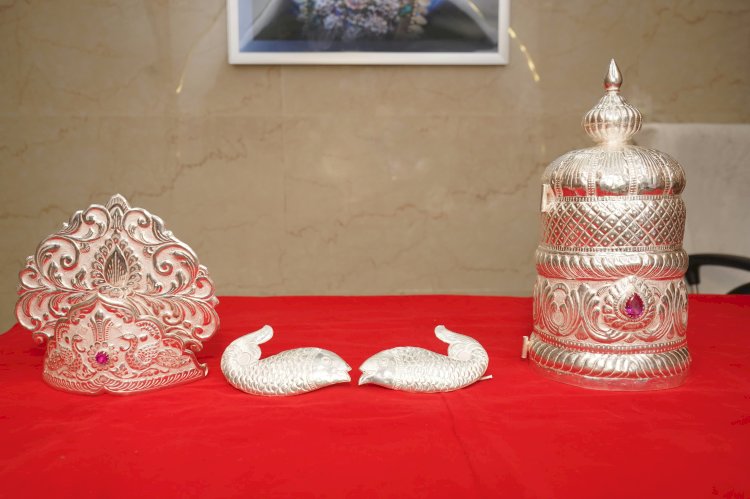 श्री विठ्ठल - रुक्मिणी मंदिरास चांदीचा टोप अर्पण,