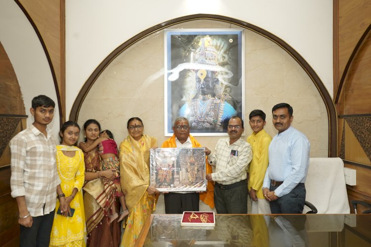 श्री विठ्ठल - रूक्मिणी मातेला  सोन्याचा हार - ठुशी व चांदीची नाणी अर्पण,