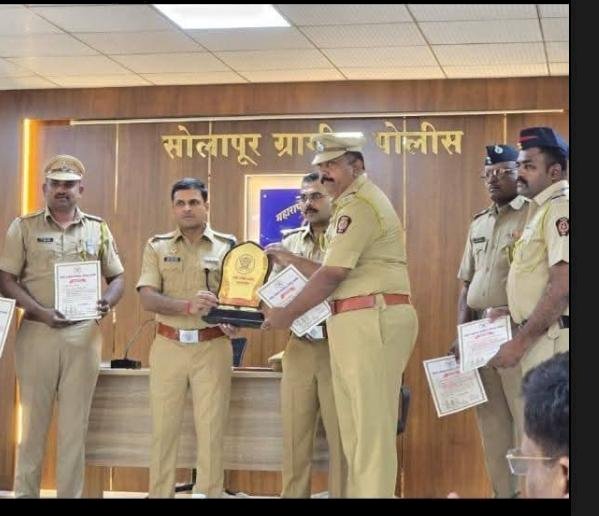 वरिष्ठ पोलिस निरीक्षक टी .वाय मुजावर यांच्यासह सहकाऱ्यांना बेस्ट डीटेक्शन अवॉर्डने सन्मानित...