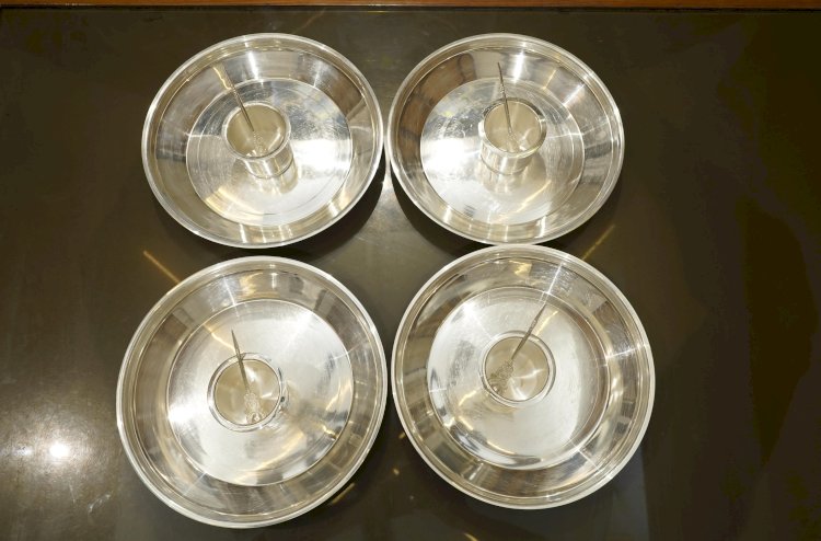 श्री विठ्ठल - रूक्मिणीमातेच्या चरणी तीन किलोच्या चांदीच्या वस्तू अर्पण,