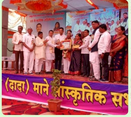 सोलापूरचे आदर्श ग्रंथ मित्र कुंडलिक मोरे ग्रंथालय कार्यकर्ता राज्यस्तरीय पुरस्काराने सन्मानीत..             ग्रंथ मित्र मोरे यांच्यावर सोलापूर , लातूर जिल्ह्यातून ग्रंथालय चळवळीतील पदाधिकाऱ्याकडून अभिनंदनचा वर्षाव,  ग्रंथालय चळवळीतील आज पर्यंतचे काम  व सहकाऱ्यांच्या मदतीनेच मला राज्यस्तरीय पुरस्कार मिळाल्याने सर्व पदाधिकाऱ्यांचे मनस्वी आभार व्यक्त करतो,  मोहोळचे सुपुत्र तथा औसा मतदार संघाचे आमदार अभिमन्यू पवार यांच्या प्रमुख उपस्थितीत झाला सन्मान..