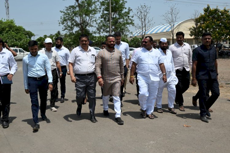 पंढरपूर आषाढी यात्रेच्या पार्श्वभूमिवर पालकमंत्री यांनी केली विविध ठिकाणची  पाहणी...  वाखरी पालखी तळ, भक्ती सागर (65 एकर) व नदी पात्राची पाहणी