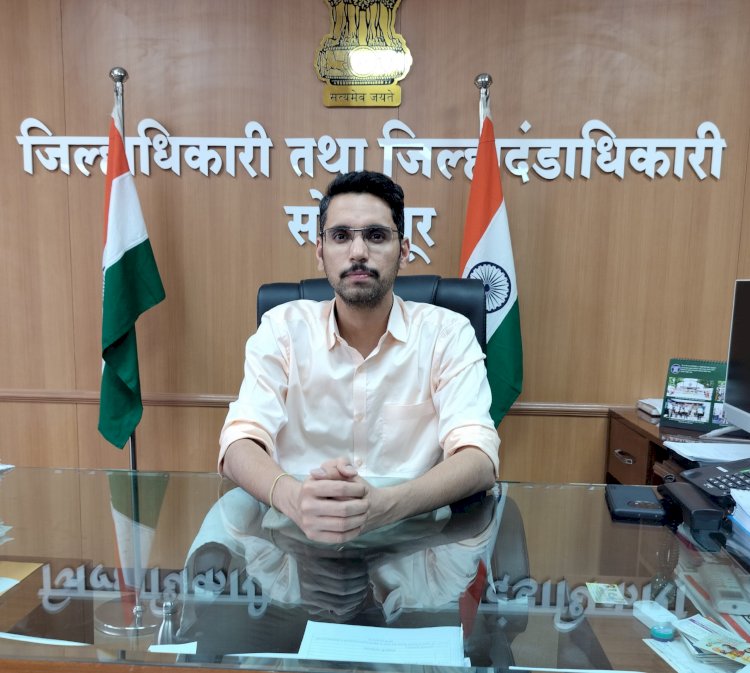 जम्मू कश्मीर येथे पर्यटनासाठी गेलेल्या नागरिकांच्या नातेवाईकांनी जिल्हा प्रशासनाशी संपर्क साधावा - जिल्हाधिकारी कुमार आशीर्वाद