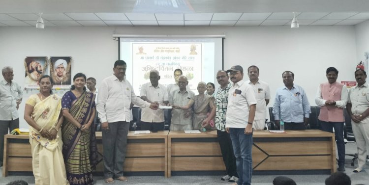 बार्शीच्या कॉलेज ऑफ एज्युकेशनमध्ये प्राचार्य डॉ. चंद्रकांत मोरे अभिष्टचिंतन सोहळा संपन्न...