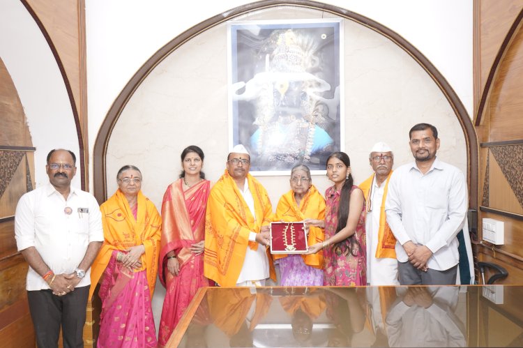 श्री विठ्ठल - रुक्मिणी मातेच्या चरणी सोन्याचा तुळशीहार अर्पण.