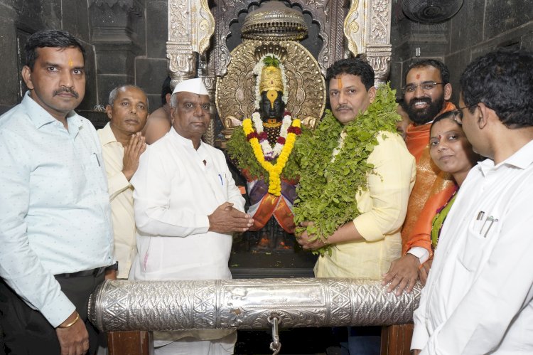 सार्वजनिक आरोग्य मंत्री  प्रकाश आबिटकर  यांनी घेतले श्री विठ्ठल- रुक्मिणी मातेचे दर्शन   चोपळा ते मंदिर आरोग्यमंत्री गेले चालत.