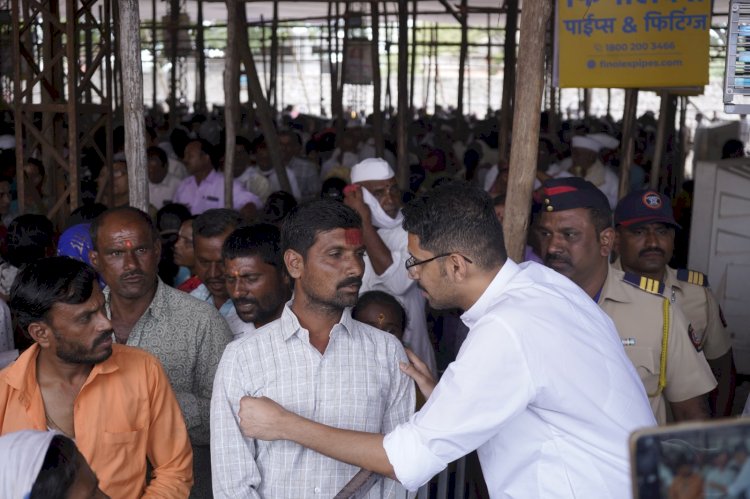 सोलापूरचे जिल्हाधिकारी  कुमार आशीर्वाद यांनी केली दर्शन रांग व पत्राशेडची पाहणी : दर्शन रांगेतील भाविकांशी साधला संवाद  ◼️ श्री विठ्ठल- रुक्मिणीच्या दर्शन पाच तासात झाल्याने भाविकांकडून जिल्हाधिकाऱ्यांचे आभार   ◼️ इंडियन एअर फोर्स मध्ये सेवा बजावलेल्या एका निवृत्त अधिकाऱ्याकडून आषाढी वारी 2025 मध्ये भाविक, वारकरी यांच्यासाठी देण्यात आलेल्या सुविधा खूप उत्कृष्ट असल्याचे कौतुक...