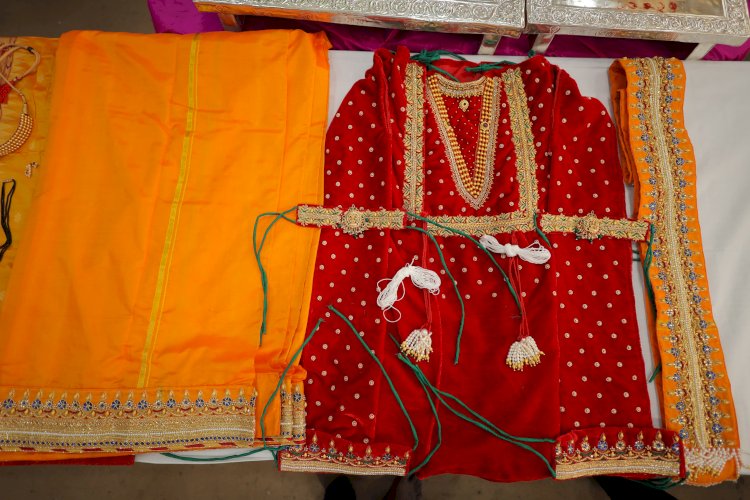 श्री विठ्ठल -रूक्मिणीमातेच्या चरणी सोन्याचा पोषाख,  ◼️ आषाढी एकादशीच्या नित्यपूजेनंतर परिधान करण्यात येणार,  ◼️ नाव न सांगण्याच्या अटीवर दानशुर भाविकांकडून दान,