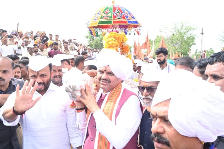 मुख्यमंत्री देवेंद्र फडणवीस यांच्याकडून श्री संत ज्ञानेश्वर महाराज पालखीचे दर्शन