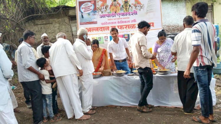 पंढरीत आषाढी यात्रा सोहळ्यात खंडेलवाल केमिकल तर्फे अन्नदान व फराळाचे वाटप   ◼️ हजारो वारकरी भाविकांनी घेतला फराळाचा लाभ यंदाचे 5 वे वर्ष   ◼️  खंडेलवाल  कंपनी यांचा सामाजिक उपक्रम समाजाला दिशा देणारा