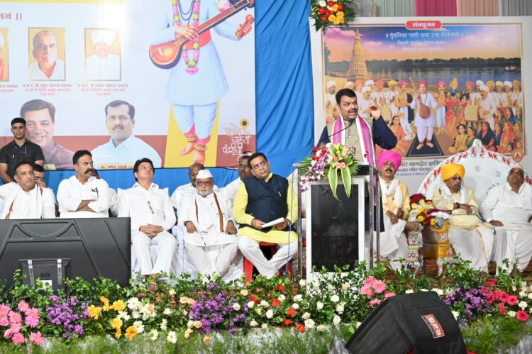 मुख्यमंत्री देवेंद्र फडणवीस यांनी घेतले श्री संत शिरोमणी नामदेव महाराज पायरीचे दर्शन  ◼️ संत नामदेव महाराजांच्या पायरी येथे मुख्यमंत्र्यांच्या  हस्ते महाआरती..  ◼️ मुख्यमंत्री फडणवीस यांनी श्री विठ्ठल-रुक्मिणी मातेचे, श्री संत चोखामेळा समाधीचे घेतले दर्शन..