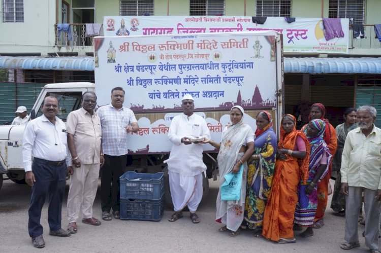 पंढपूरात पूर परस्थिती :  मंदिर समितीकडून स्थलांतरित  कुटुंबियांना फुड पॅकेटचे वाटप -  मंदिर समितीचे सह अध्यक्ष गहिनीनाथ महाराज औसेकर     ◼️ चंद्रभागा नदीपात्रात बोट व जीवरक्षकांची नियुक्ती,