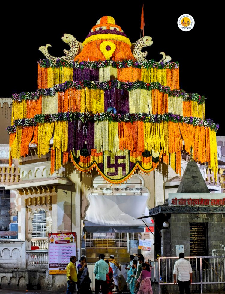 लक्ष्मीपूजन निमित्त श्री विठ्ठल-रुक्मिणी मंदिरे मध्ये भव्य फुलांची सजावट