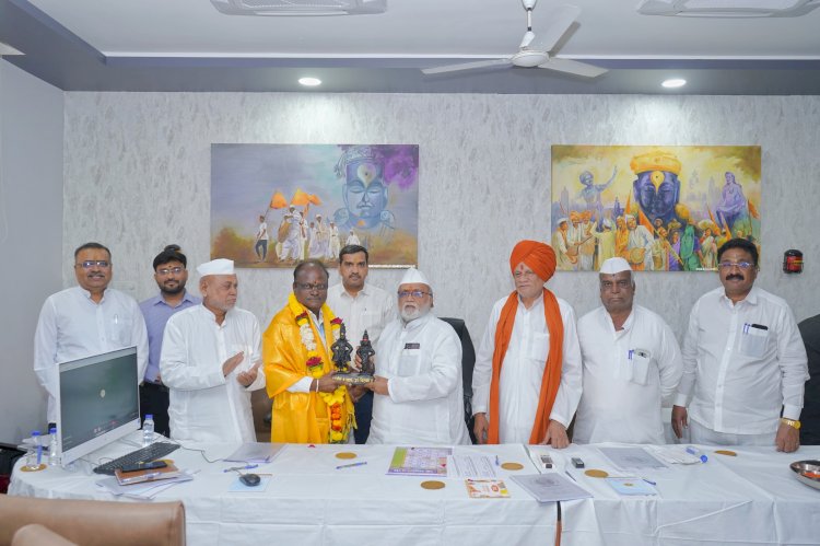 श्री विठ्ठल - रुक्मिणी मंदिर समितीचे  तत्कालीन प्रभारी व्यवस्थापक  पृथ्वीराज राऊत यांचा  मंदिर समिती वतीने यथोचित सन्मान....