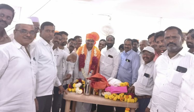 सोलापूर जिल्हा ग्रंथालय संघाच्या अध्यक्षपदी पंढरपूरचे ज्योतीराम  गायकवाड तर उपाध्यक्षपदी पांडुरंग सुरवसे यांची  निवड  ◼️ २०२६ ते २०२९ या कालावधीसाठी कार्यकारी मंडळ जाहीर; पंढरपूर तालुक्यातील कार्यकर्त्यांमध्ये गुलालाची उधळण करून जल्लोष साजरा...  ◼️ ग्रंथालय संघाचे काम तळागाळापर्यंत पोहोचवणार नूतन जिल्हा अध्यक्ष:- गायकवाड