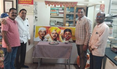 श्री. वर्धमान जैन सार्वजनिक तालुका वाचनालय,बार्शी येथे शहिद दिना निमित्त क्रांतिकारकाना  विनम्र अभिवादन