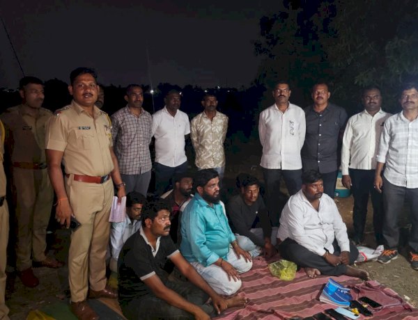 सिताराम महाराज यांच्या खर्डी गावात जुगार खेळताना आठ जणांना पोलिसांनी रंगेहात पकडले  ◼️ पंढरपूरचे डी वाय एस पी   प्रशांत डगळे यांची जुगार अड्डयावर जबरदस्त कारवाई १३,६५,१७०/- रू. मुद्देमाल जप्त