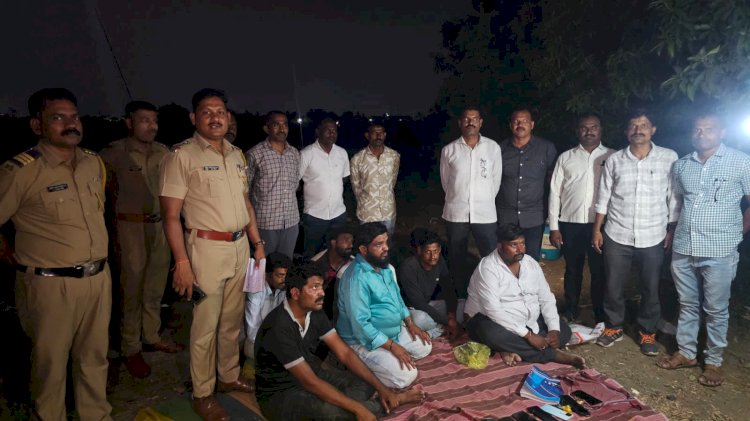 सिताराम महाराज यांच्या खर्डी गावात जुगार खेळताना आठ जणांना पोलिसांनी रंगेहात पकडले  ◼️ पंढरपूरचे डी वाय एस पी   प्रशांत डगळे यांची जुगार अड्डयावर जबरदस्त कारवाई १३,६५,१७०/- रू. मुद्देमाल जप्त
