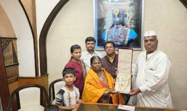 विठ्ठल - रुक्मिणी मातेच्या चरणी सोन्याचा तुळशीहार अर्पण,