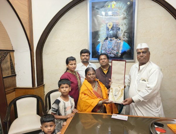 विठ्ठल - रुक्मिणी मातेच्या चरणी सोन्याचा तुळशीहार अर्पण,