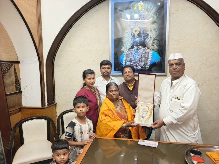 विठ्ठल - रुक्मिणी मातेच्या चरणी सोन्याचा तुळशीहार अर्पण,