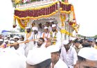 सोलापूर जिल्ह्यात धर्मपुरीत संत ज्ञानेश्वर महाराज पालखीचे पालकमंत्री जयकुमार गोरे यांच्याकडून भक्तिमय वातावरणात व मोठ्या उत्साहाने    ◼️ पालकमंत्री जयकुमार गोरे व जिल्हाधिकारी एस. कार्तिकेयन यांच्याकडून पादुका पूजन व पुष्पहार अर्पण  ,  ◼️ सोलापूर जिल्हा प्रशासनाकडून श्री संत ज्ञानेश्वर महाराज पालखी रथावर पुष्पवृष्टी