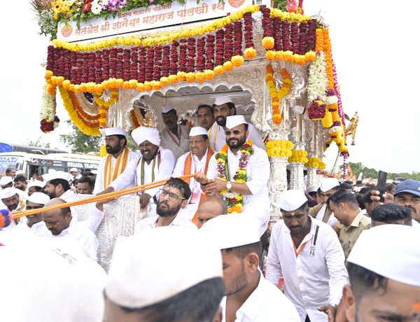 सोलापूर जिल्ह्यात धर्मपुरीत संत ज्ञानेश्वर महाराज पालखीचे पालकमंत्री जयकुमार गोरे यांच्याकडून भक्तिमय वातावरणात व मोठ्या उत्साहाने    ◼️ पालकमंत्री जयकुमार गोरे व जिल्हाधिकारी एस. कार्तिकेयन यांच्याकडून पादुका पूजन व पुष्पहार अर्पण  ,  ◼️ सोलापूर जिल्हा प्रशासनाकडून श्री संत ज्ञानेश्वर महाराज पालखी रथावर पुष्पवृष्टी