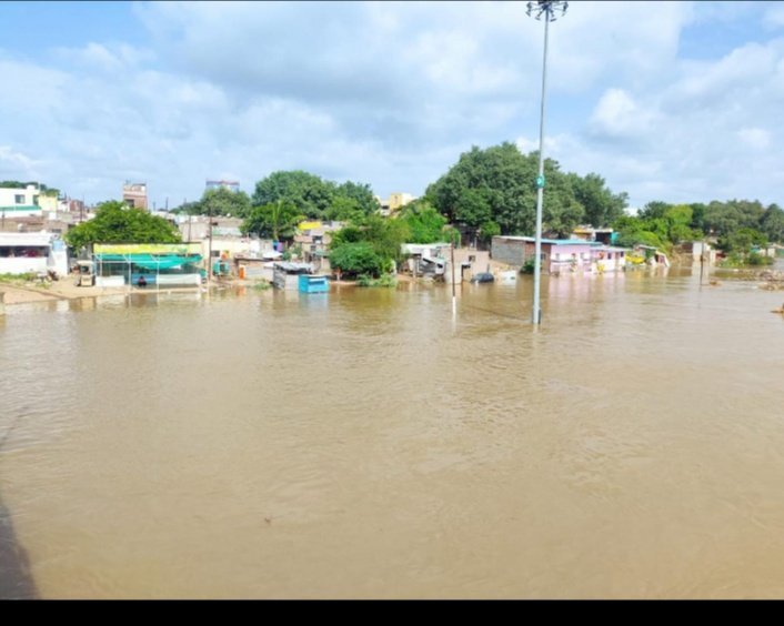 पंढरपूरातील संभाव्य पूर परिस्थितीचा सामना करण्यासाठी  नगरपालिका प्रशासन सज्ज    - मुख्याधिकारी महेश रोकडे   ◼️ चंद्रभागा नदीपात्रातून एक लाख 8 हजार क्यूसेक्सचा प्रवाह सुरू ,  ◼️ चंद्रभागा नदीने पाण्याची इशारा पातळी ओलांडली