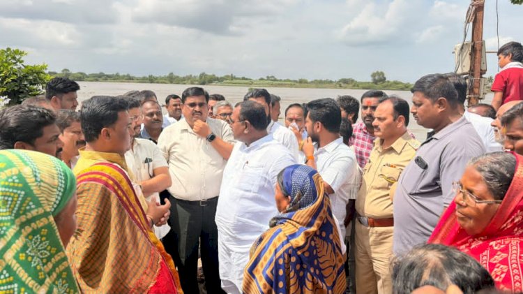 चंद्रभागेला पूर; आमदार समाधान आवताडे यांनी घेतला पूरजन्य परिस्थितीचा आढावा  ◼️ व्यास नारायण, अंबाबाई झोपडपट्टीतील ५० कुटुंबाचे सुरक्षितस्थळी स्थलांतर; प्रशासनाला सतर्कतेचे निर्देश