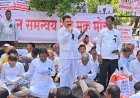 शिक्षकाची जुनी पेन्शनचा प्रश्न सोडवा, अन्यथा पुन्हा आझाद मैदानावर येऊ - माजी शिक्षक आमदार दत्तात्रय सावंत सर यांचा सरकारला गर्भित इशारा.  ◾सोलापूर जिल्हाधिकारी कार्यालयावर शिक्षकांचा भव्य विराट मूक मोर्चा धडकला.