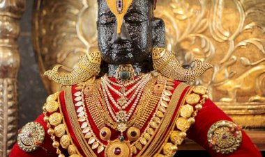 पंढरपूरात श्री गणेश चतुर्थी निमित्त श्री विठ्ठल व रुक्मिणी मातेस पारंपरिक अलंकार परिधान.