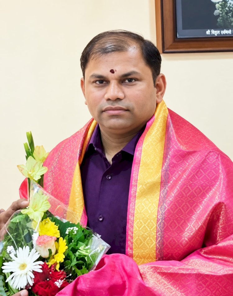 श्री विठ्ठल - रुक्मिणी मंदिर समितीचे  नवे अधिकारी श्रीकांत यादव यांनी स्वीकारला कार्यकारी अधिकारी पदाचा पदभार.  ◾स्वागतासाठी हार-तुरे, पुष्पगुच्छांऐवजी अन्नछत्र व गोशाळेस देणगी द्यावी.  ◾कार्यकारी अधिकारी श्रीकांत यादव यांचे आवाहन.