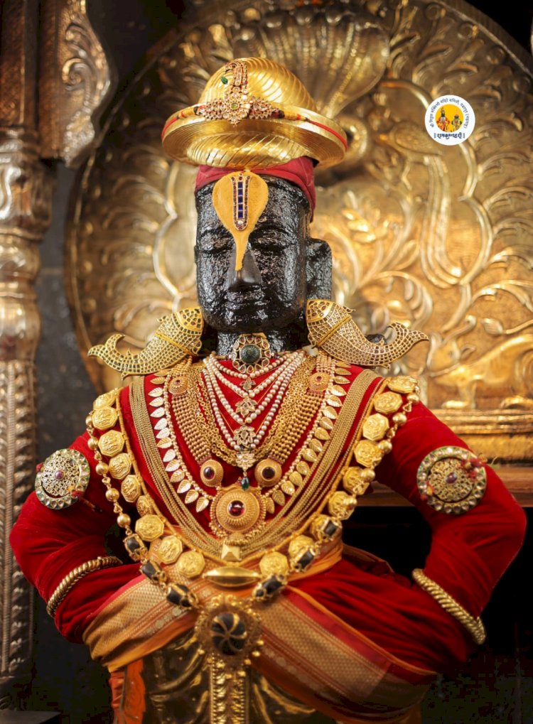 पंढरपुर में श्री गणेश चतुर्थी के अवसर पर भगवान विट्ठल और देवी रुक्मिणी माता को पारंपरिक  स्वर्णआभूषनाए में सजाया.