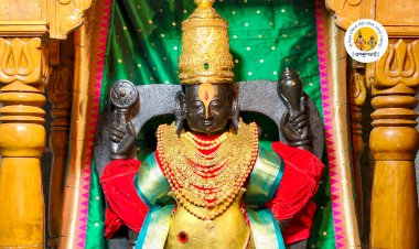 श्री विठ्ठलास अलंकार, रूक्मिणी मातेस पारंपारिक सरस्वती माता पोषाखासह अलंकार परिधान.