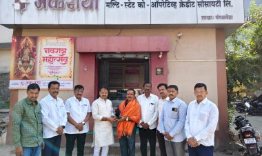 दोन लाख परत केल्याप्रकरणी मंगळवेढ्याचे पत्रकार शिवाजी पुजारी यांचा प्रामाणिकपणाबद्दल जकराया शुगर तर्फे सत्कार.