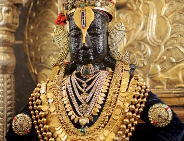 श्री. विठ्ठल व रूक्मिणी मातेस पारंपारिक पोशाखासह सह अलंकार परिधान.  ◾पौर्णिमेनिमित्त मंदिरातील वातावरण भक्तिमय.