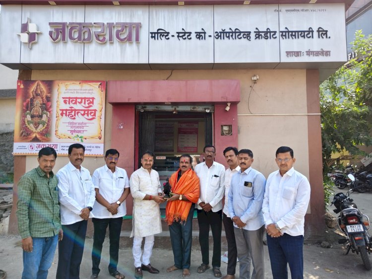 दोन लाख परत केल्याप्रकरणी मंगळवेढ्याचे पत्रकार शिवाजी पुजारी यांचा प्रामाणिकपणाबद्दल जकराया शुगर तर्फे सत्कार.